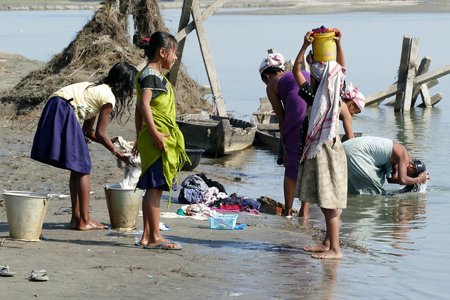 Scène de vie au bord du fleuve Brahmapoutre 2