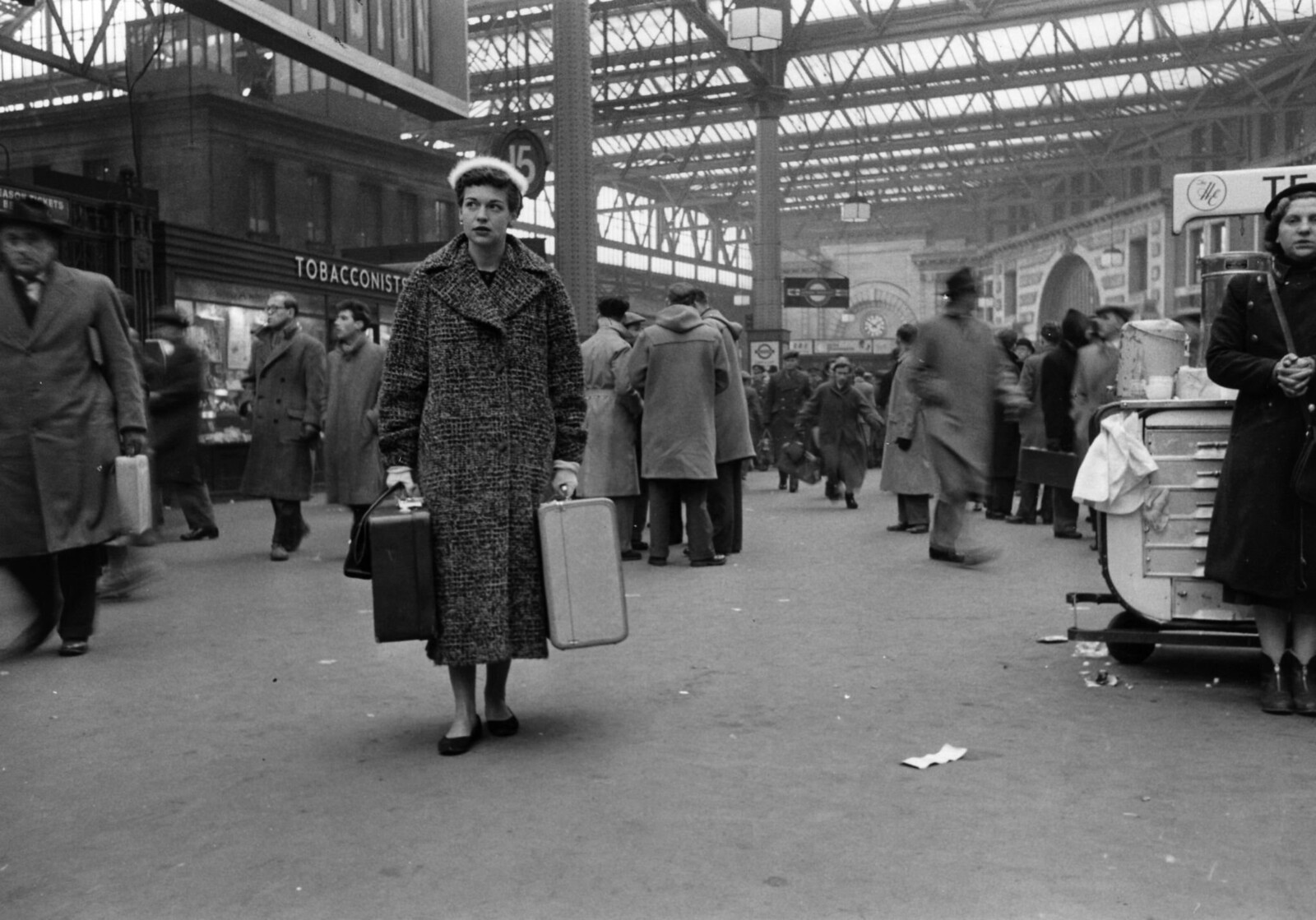 Журналистка Кэтрин Уайтхорн прибывает на лондонский вокзал Ватерлоо, чтобы начать новую жизнь в городе