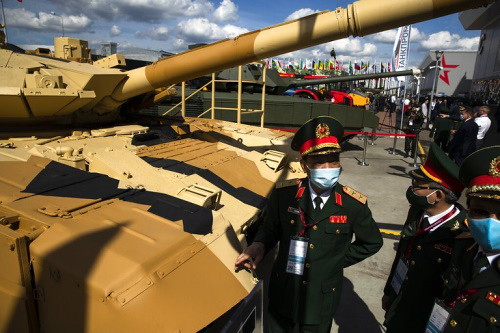russian_tank_vietnamese_officers