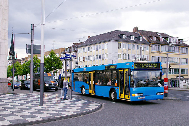 Ein Neoplan-Bus kommt an den Hauptbahnhof in Kassel gefahren.