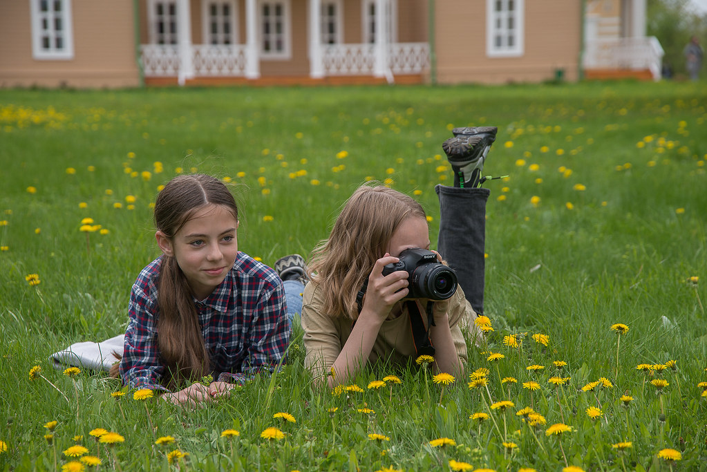 Чудесные весенние выходные в цветущей усадьбе «Тарханы» с детьми. Фотография Александра Семенова