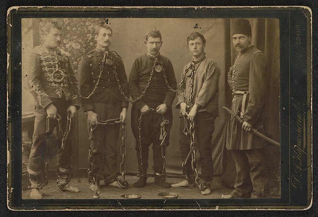 Четверо мужчин с кандалами на ногах / Four Men with their legs shackled