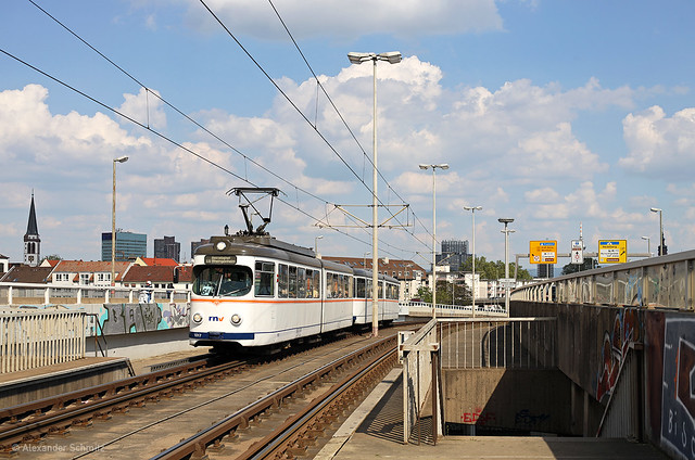 (D) Mannheim: DÜWAG ET6 1017 und EB6 1057 auf der Linie 6E in Richtung Ludwigshafen Giulini nahe der Haltestelle Handelshafen