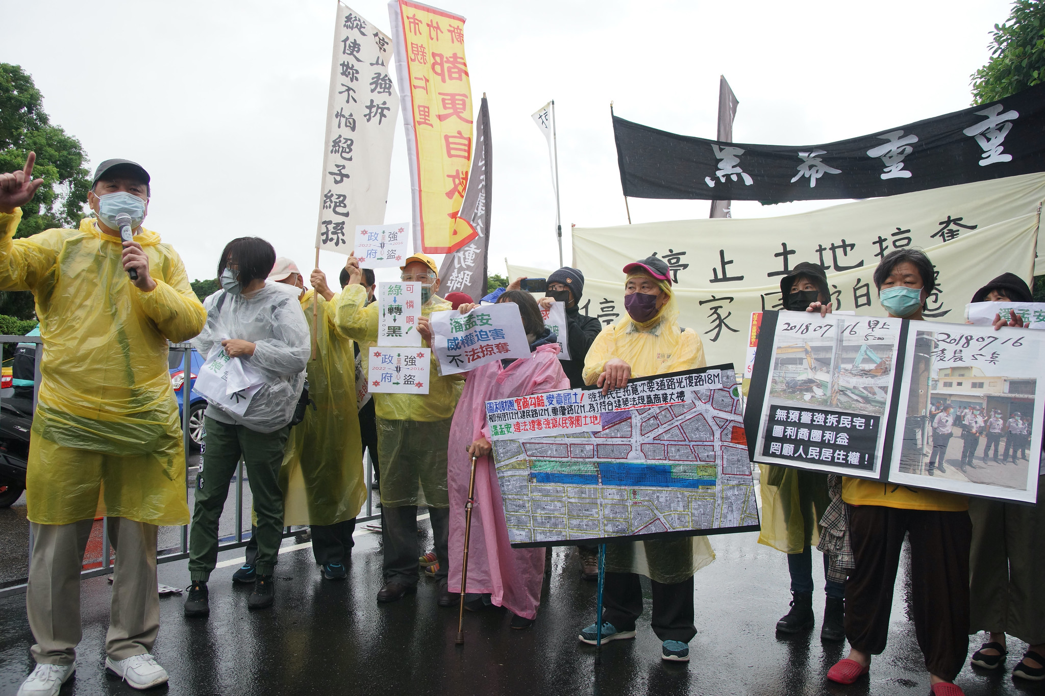 台灣土地正義行動聯盟重返凱道，批評蔡英文政府對審查委員撒下「瞞天大謊」。（攝影：王顥中）