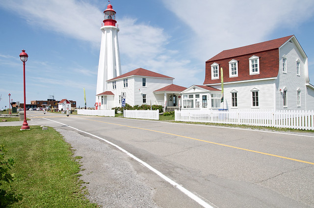 Vue de l'ensemble des bâtiments au phare de Pointe-au-Père à Rimouski.