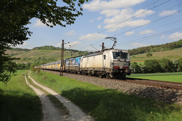 193 598 & 193 485 (lok-spitze)  RTB Cargo met autotrein, Hccrrs wagens, bij Himmelstadt richting het zuiden.