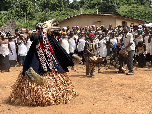 Máscara bailando en Godefouma (Costa de Marfil)