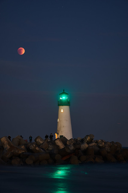 red_moon_rising_S1020811
