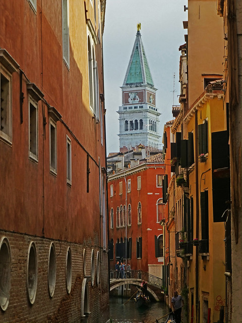 Venise. Le campanile se glisse dans beaucoup de vues.