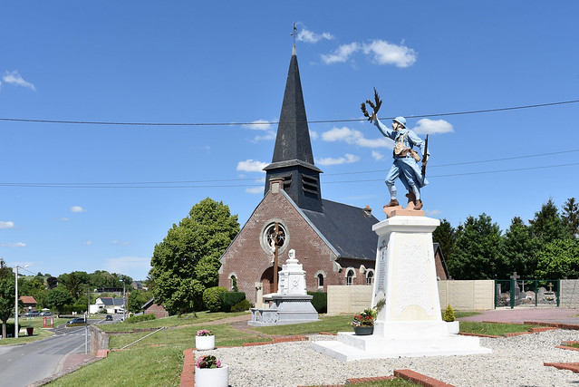 Église Saint-Médard et monument aux morts de Dallon