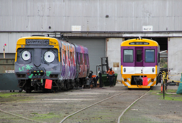 7013 sits next to soon to be scrapped 302M-1001T Comeng carriages at SSR Bendigo North