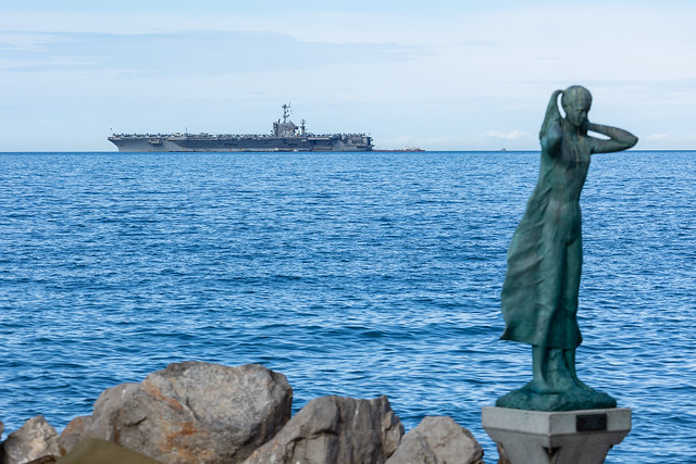 Uss Truman in visita Trieste. Uss Truman at anchor in Trieste.