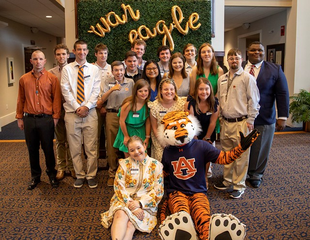 EAGLES students pose with Aubie.