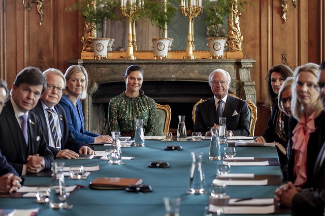 Koning Carl Gustaf van Zweden en Kroonprinses Victoria van Zweden aanwezig bij vergadering van de Commissie Buitenlandse Zaken