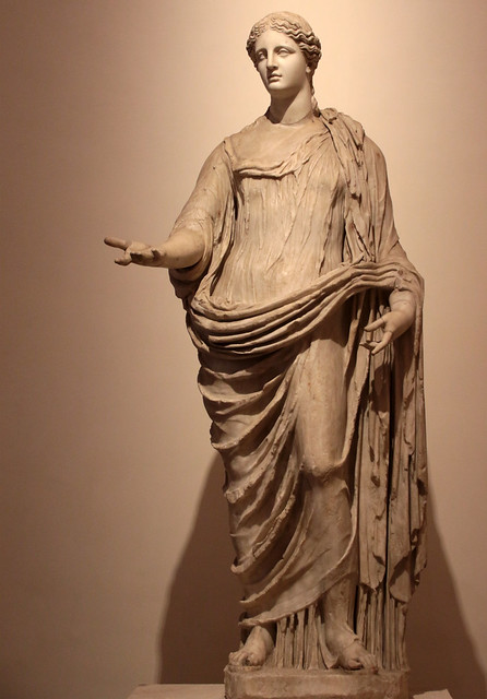 Statua di Demetra (II secolo d.C.) da un originale greco del V secolo a.C. - Marmo a grossa grana cristallina - Palazzo Altemps - Museo Nazionale Romano
