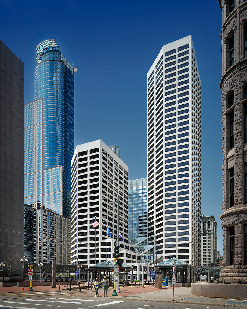 Capella Tower (left); U.S. Bank Plaza (Center)