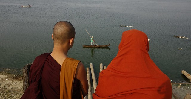 MYANMAR, Burma - Mandalay-Amarapura , Mönche auf der U-Bein-Brücke ,  view, 78813/20713