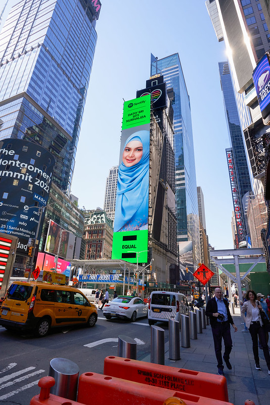Siti Nurhaliza ‘Mengambil Takhtanya’ Di Papan Iklan Digital New York Times Square
