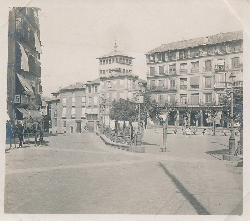 Plaza de Zocodover en Toledo en 1907 fotografiada por F. Bardon. Colección personal de Eduardo Sánchez Butragueño.