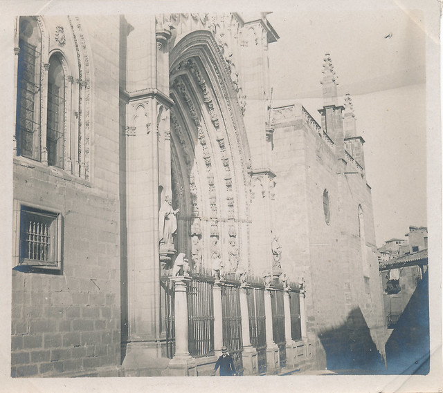 Puerta de los Leones de la Catedral de Toledo en 1907 fotografiada por F. Bardon. Colección personal de Eduardo Sánchez Butragueño.