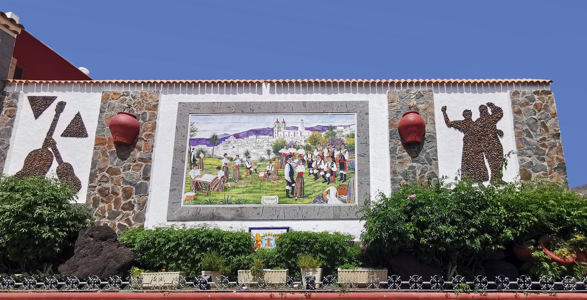 calle Francisco Pérez Ramírez nº 40 azulejo pintura de Coros y danzas de la Villa de Ingenio Gran Canaria