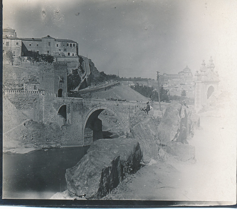 Puente de Alcántara en Toledo en 1907 fotografiado por F. Bardon. Colección personal de Eduardo Sánchez Butragueño.