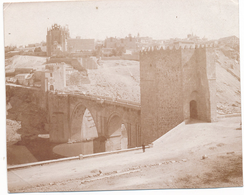 Puente de San Martín en Toledo en 1907 fotografiado por F. Bardon. Colección personal de Eduardo Sánchez Butragueño.