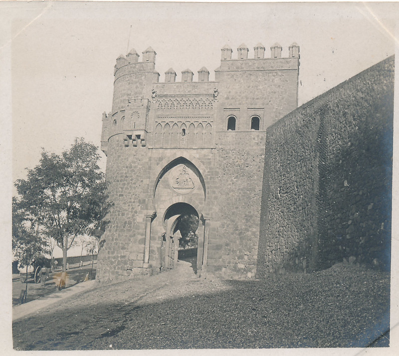 Puerta del Sol en Toledo en 1907 fotografiada por F. Bardon. Colección personal de Eduardo Sánchez Butragueño.