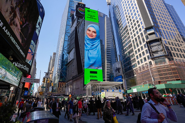 Siti Nurhaliza ‘Mengambil Takhtanya’ Di Papan Iklan Digital New York Times Square