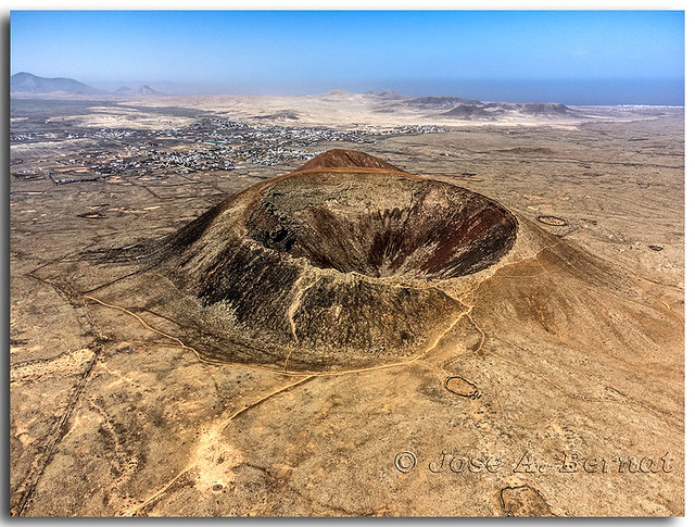 Cráter de un volcán en la isla de Fuerteventura, Islas Canarias, España.
