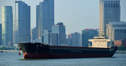 Shanghai - Morning Traffic by cnmark, Bulk carrier "Hengli 9" (恒力9, IMO 9707089) moving downstream on the Huangpu River in Shang