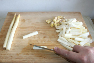 04 - Cut asparagus slantwise / Spargel schräg zerkleinern