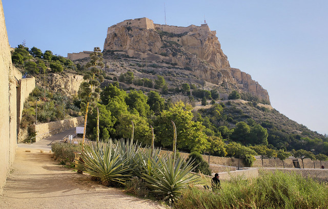 Sandy path next to the defensive walls and view of Castillo de Santa Bárbara