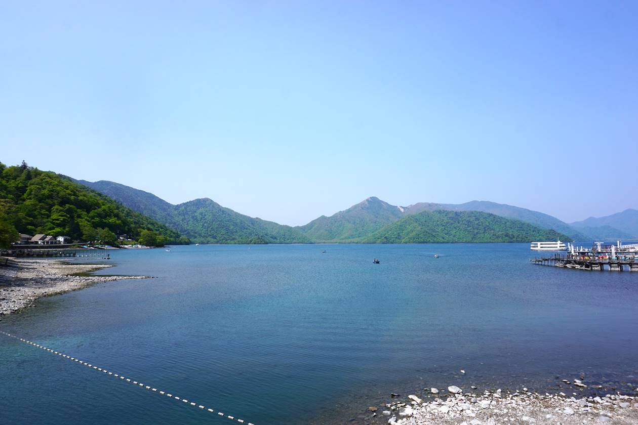 【日光】中禅寺湖から望む社山