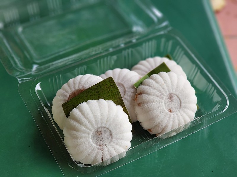 tutu kueh from maxwell food centre
