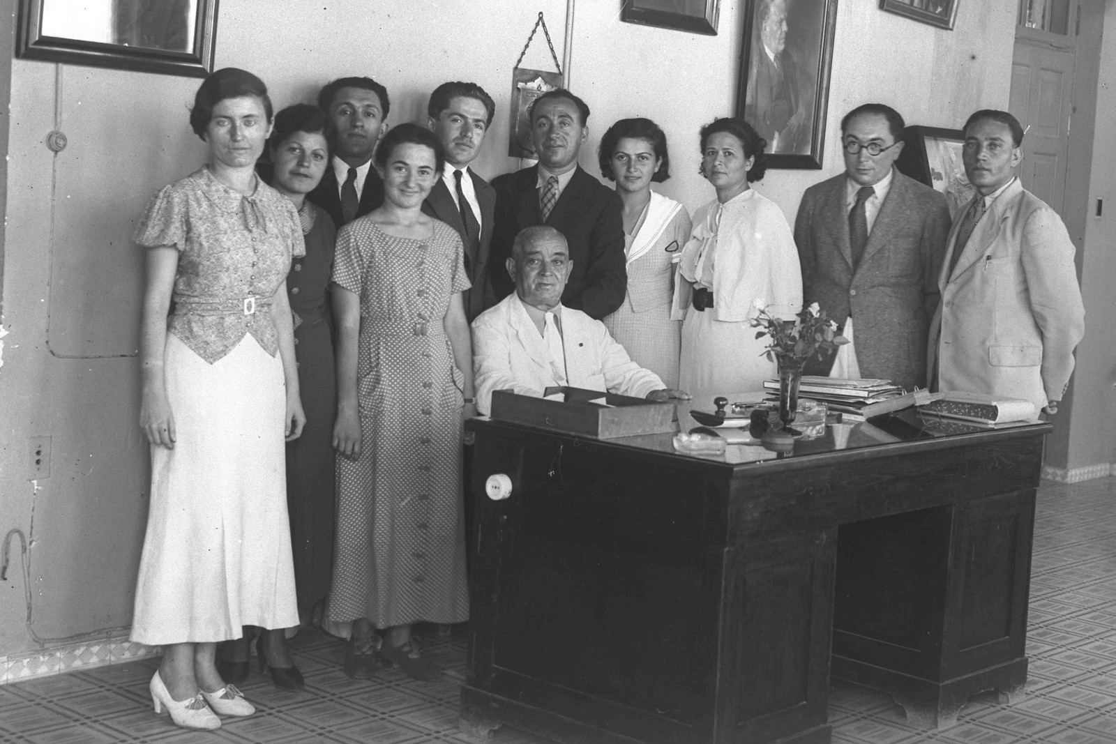 1934. Мэр Тель-Авива Меир Дизенгоф сфотографирован в своем офисе с муниципальными служащими.