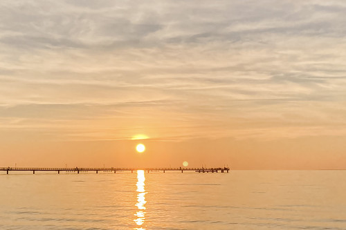 Seebrücke mit Nebensonne by Panasonikon, panasonikon iphonese landschaft landscape sonne sun sonnenuntergang sunset seebrücke lubmin meer sea