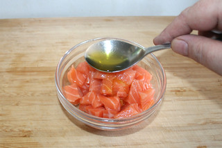 16 - add olive oil to diced salmon / Olivenöl zu Lachwürfeln geben