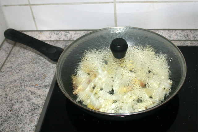 09 - Braise asparagus with lid on / Spargel geschlossen dünsten