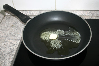05 - Melt butter in pan / Butter in Pfanne zerlassen