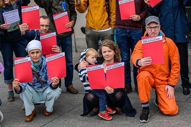 Aktivistinnen zeigen die rote Klimakarte für Gas und Atom in der EU-Taxonomie für nachhaltige Anlagen