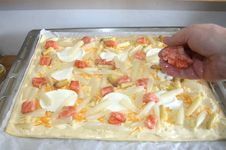 26 - Add diced salmon / Lachwürfel zu Pizzabelag hinzufügen