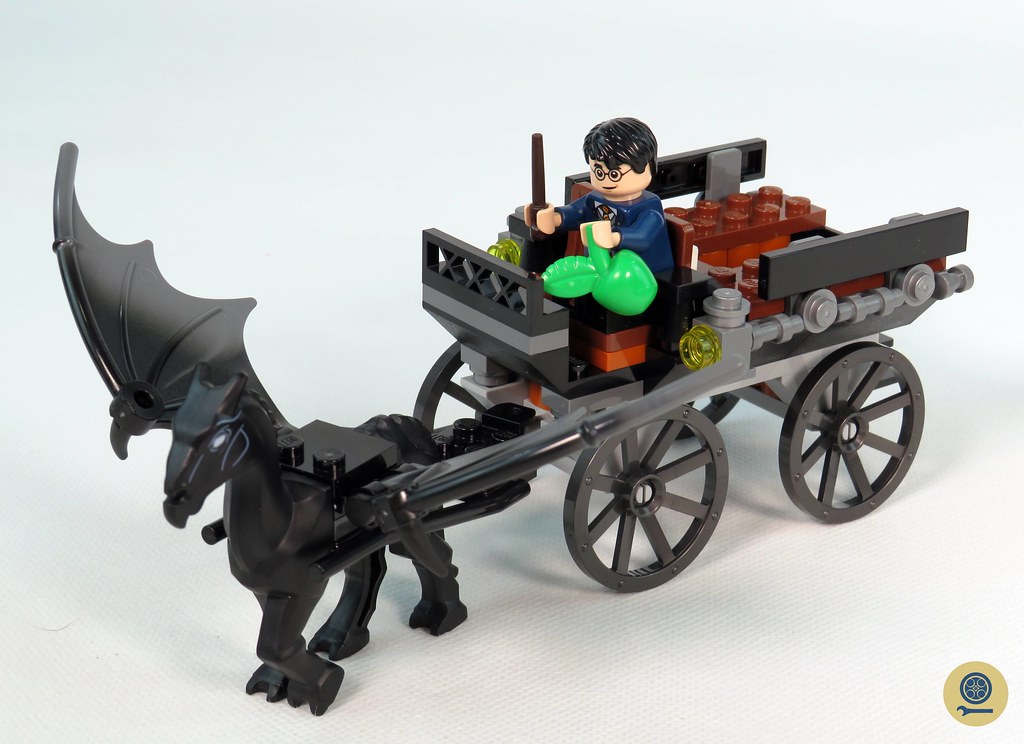 76400 Hogwarts Carriage and Thestrals (4)