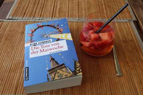 Erdbeerbowle zur Fortsetzung der Lektüre des Osnabrück-Krimis "Die Tote von der Maiwoche"