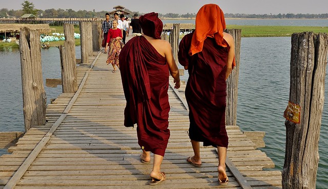 MYANMAR, Burma - Mandalay-Amarapura, am Taungthaman-See - auf, unter und neben der U-Bein-Brücke, 78819/20719