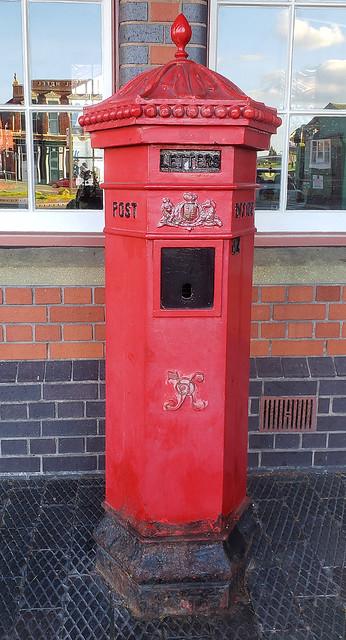 D25384.  VR postbox, Kidderminster.