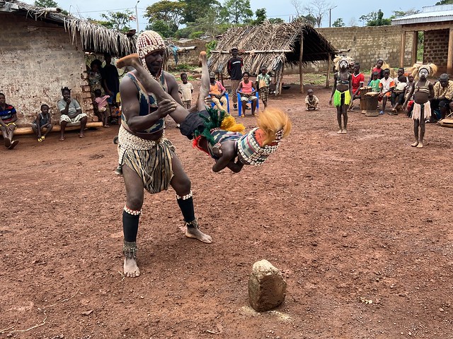 Prueba de la piedra con una niña serpiente (Aldea Yacuba Dan en Costa de Marfil)