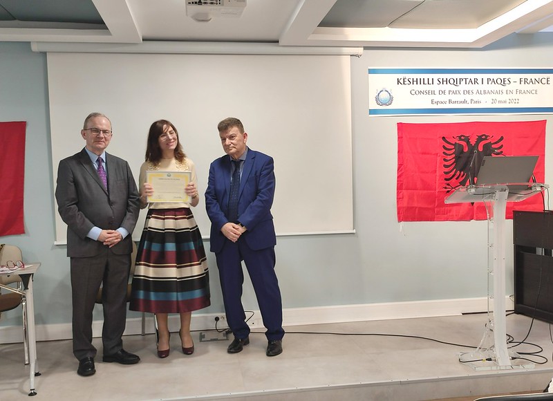 au milieu : Mme Fulvia Dollmeni Shtepani, professeur, recevant le certificat d'Ambassadeur de paix