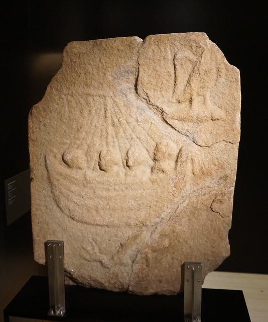 Fragment de stèle avec un navire