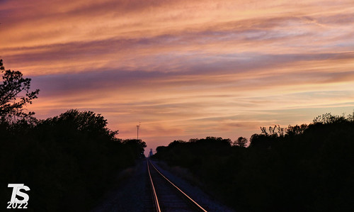 Spring Sunset over Northern Hardin County, IA 5-19-22 by KansasScanner, Spring Sunset over Northern Hardin County, Iowa near Iowa Falls, Iowa
Picture Taken on I Avenue near